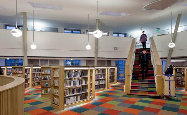 四川省双流建设职业技术学校成立于1973年,是成都市首批改制的公办中等职业技术学校。现有在校教职工100余人,其中中学高级教师36人,双师型教师比率达70%,有教学班44个,学生2000余人。学校目前占地50余亩,建筑面积19700平米,开办有建筑工程与施工、物流服务与管理、计算机及应用、学前教育、电子商务、航空服务六个专业,专业设备总值千万余元。双流建校人秉承“百年职教 厚德尚能”的办学理念,以“锻品性 炼技能 骋职场 我能行”为校训,坚持“个个成人 人人成才”的培养目标,抢抓发展机遇,加大管理力度,大胆实施教育教学改革,取得了诸多骄人的成绩。 我校把国学诵读与职高学生道德品质养成教育相结合,做到了“日日有诵读、周周有安排、月月有主题、期期有展示,年年出成果”,实现了活动的生活化、常态化、课程化、序列化,彰显育人效果。2012年5月10日,中央电视台新闻频道聚焦我校,学校将国学诵读与培养中职学生人文素养相结合的特色育人模式在全国彰显。学校这一特色顺利入选全国职业院校德育创新和校园文化建设座谈会典型案例。2012年由成都市委宣传部、文明委主办,我校承办的中华经典吟诵活动成功举行,为双流建校、双流县赢得了荣誉。 开设专业: 建筑专业 双流建校建筑专业始创于1983年,教学实训设施一流。现有专业教师17人,实训指导教师9人,成都市双师型教师8人,其中专业骨干教师8人,校级学科带头人2人,县级学科带头人1人,建筑工程师、全国一、二级建造师、全国监理工程师17人。该专业自成立以来,累计培养了近3000名建筑专业初级技术人才,进入四川华西集团、四川贵通建筑、四川双兴建司、成都华兴建筑等多家公司担任施工、预算、安全、资料、监理等岗位技术工作。双流建校建筑专业,为成都乃至全国的建筑事业发展做出了应有的贡献。 计算机应用专业 双流建校计算机应用专业始创于2004年,2007年与北大青鸟教育集团联合办学,开设计算机应用北大青鸟特色班。计算机专业应用现有专业教师12人,实训指导教师6人,成都市双师型教师3人,其中专业骨干教师6人,校级学科带头人2人,县级学科带头人1人,网络工程师、程序设计员(二级技师)、网络调试员(二级技师)、平面设计师(二级技师)、电子商务设计师等6人。该专业自成立以来,累计培养了近1000名计算机中初级技术人才。 物流专业 物流专业始创于2008年,现有专业教师8人,实训指导教师3人,成都市双师型教师5人,其中专业骨干教师4人,校级学科带头人1人,高级物流师1人,物流师4人、助理物流师2人。该专业教学设施一流,并形成了科学的教育教学体系。自成立以来,累计培养了近600名物流专业中初级人才,罗磊、王丹丹、鲁唯、姜丽、王强、徐浩磊、廖俊英、蒋金洲、何德全等毕业生进入一汽物流、顺丰速运、圆通速递、申通快递、百世汇通、吉利汽车招商局物流、DHL、新品川等多家公司担任管理、营销、客服等岗位工作,多名校友成长为物流公司中高层或业务骨干。 学前教育专业 学前教育专业创办于1996年,该专业办学设施完善,办学经验丰富,16年来,毕业生逾1500人,崔红玲、冯玥、蒲桂花、张敏、李丹等学生毕业后在成都金太阳幼儿园、双流实验小学附属幼儿园、成都思恩幼儿园、成都英英幼儿园、成都红玲新世纪幼儿园和四川省内许多中小学任教,为双流县、成都市乃至四川省的地方经济发展培养和输送了大批优秀的学前教育专业教师,培养了许多小学、初中阶段音乐、美术教师,有着良好的社会声誉。 电子商务专业 电子商务专业始创于2011年,2013年,本专业与天荣北教育集团联合办学,开设了电子商务天荣北软特色班。该专业自成立以来,教学设施不断完善,专业建设蓬勃发展。双流建校抓住成都市大力发展电子商务的机遇,推进专业建设和学生能力培养,与京东商城、当当网等国内大型电子商务企业建立了良好的校企合作关系。 航空服务专业 西翔航空学院:是成都艺术职业学院与四川西翔投资管理有限公司合作成立的特色二级学院,学院占地1000亩。学院现有学生5000余名,是西部最专业民航空地勤人才培养基地之一,也是全国为数不多的在校学生能够获得民航安检员、民航客运员、民航货运员、民航危险品运输员等民航类国家职业资格证书的民航院校。毕业学生由学院负责安置到全国各大机场,航空公司、大型企事业单位就业。西翔航空与双流建校合作,为双流建校航空服务专业提供专业师资、实训设备、实习就业支持,竭力把双流建校航空服务专业打造成省内一流专业。 收费标准不分区内外 资助政策: 1、免收学费 2、享受国家助学金200元*10月/年(20%) 3、双流籍低保学生:300/期书本费 4、大成都户口,免250元/期住校费 5、困难学生以及大成都户口住校生享受免住校费250元/期 四川省双流建设职业技术学校成立于1973年,是成都市首批改制的公办中等职业技术学校。现有在校教职工100余人,其中中学高级教师36人,双师型教师比率达70%,有教学班44个,学生2000余人。学校目前占地50余亩,建筑面积19700平米,开办有建筑工程与施工、物流服务与管理、计算机及应用、学前教育、电子商务、航空服务六个专业,专业设备总值千万余元。双流建校人秉承“百年职教 厚德尚能”的办学理念,以“锻品性 炼技能 骋职场 我能行”为校训,坚持“个个成人 人人成才”的培养目标,抢抓发展机遇,加大管理力度,大胆实施教育教学改革,取得了诸多骄人的成绩。 我校把国学诵读与职高学生道德品质养成教育相结合,做到了“日日有诵读、周周有安排、月月有主题、期期有展示,年年出成果”,实现了活动的生活化、常态化、课程化、序列化,彰显育人效果。2012年5月10日,中央电视台新闻频道聚焦我校,学校将国学诵读与培养中职学生人文素养相结合的特色育人模式在全国彰显。学校这一特色顺利入选全国职业院校德育创新和校园文化建设座谈会典型案例。2012年由成都市委宣传部、文明委主办,我校承办的中华经典吟诵活动成功举行,为双流建校、双流县赢得了荣誉。 开设专业: 建筑专业 双流建校建筑专业始创于1983年,教学实训设施一流。现有专业教师17人,实训指导教师9人,成都市双师型教师8人,其中专业骨干教师8人,校级学科带头人2人,县级学科带头人1人,建筑工程师、全国一、二级建造师、全国监理工程师17人。该专业自成立以来,累计培养了近3000名建筑专业初级技术人才,进入四川华西集团、四川贵通建筑、四川双兴建司、成都华兴建筑等多家公司担任施工、预算、安全、资料、监理等岗位技术工作。双流建校建筑专业,为成都乃至全国的建筑事业发展做出了应有的贡献。 计算机应用专业 双流建校计算机应用专业始创于2004年,2007年与北大青鸟教育集团联合办学,开设计算机应用北大青鸟特色班。计算机专业应用现有专业教师12人,实训指导教师6人,成都市双师型教师3人,其中专业骨干教师6人,校级学科带头人2人,县级学科带头人1人,网络工程师、程序设计员(二级技师)、网络调试员(二级技师)、平面设计师(二级技师)、电子商务设计师等6人。该专业自成立以来,累计培养了近1000名计算机中初级技术人才。 物流专业 物流专业始创于2008年,现有专业教师8人,实训指导教师3人,成都市双师型教师5人,其中专业骨干教师4人,校级学科带头人1人,高级物流师1人,物流师4人、助理物流师2人。该专业教学设施一流,并形成了科学的教育教学体系。自成立以来,累计培养了近600名物流专业中初级人才,罗磊、王丹丹、鲁唯、姜丽、王强、徐浩磊、廖俊英、蒋金洲、何德全等毕业生进入一汽物流、顺丰速运、圆通速递、申通快递、百世汇通、吉利汽车招商局物流、DHL、新品川等多家公司担任管理、营销、客服等岗位工作,多名校友成长为物流公司中高层或业务骨干。 学前教育专业 学前教育专业创办于1996年,该专业办学设施完善,办学经验丰富,16年来,毕业生逾1500人,崔红玲、冯玥、蒲桂花、张敏、李丹等学生毕业后在成都金太阳幼儿园、双流实验小学附属幼儿园、成都思恩幼儿园、成都英英幼儿园、成都红玲新世纪幼儿园和四川省内许多中小学任教,为双流县、成都市乃至四川省的地方经济发展培养和输送了大批优秀的学前教育专业教师,培养了许多小学、初中阶段音乐、美术教师,有着良好的社会声誉。 电子商务专业 电子商务专业始创于2011年,2013年,本专业与天荣北教育集团联合办学,开设了电子商务天荣北软特色班。该专业自成立以来,教学设施不断完善,专业建设蓬勃发展。双流建校抓住成都市大力发展电子商务的机遇,推进专业建设和学生能力培养,与京东商城、当当网等国内大型电子商务企业建立了良好的校企合作关系。 航空服务专业 西翔航空学院:是成都艺术职业学院与四川西翔投资管理有限公司合作成立的特色二级学院,学院占地1000亩。学院现有学生5000余名,是西部最专业民航空地勤人才培养基地之一,也是全国为数不多的在校学生能够获得民航安检员、民航客运员、民航货运员、民航危险品运输员等民航类国家职业资格证书的民航院校。毕业学生由学院负责安置到全国各大机场,航空公司、大型企事业单位就业。西翔航空与双流建校合作,为双流建校航空服务专业提供专业师资、实训设备、实习就业支持,竭力把双流建校航空服务专业打造成省内一流专业。 收费标准不分区内外 资助政策: 1、免收学费 2、享受国家助学金200元*10月/年(20%) 3、双流籍低保学生:300/期书本费 4、大成都户口,免250元/期住校费 5、困难学生以及大成都户口住校生享受免住校费250元/期