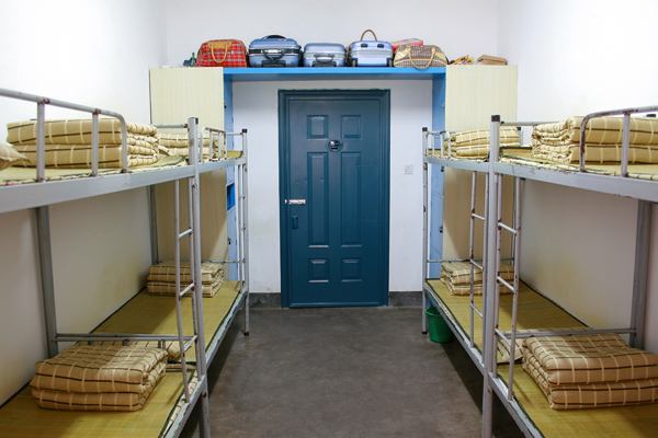 医疗行业一直是比较受大家追捧的一个行业，所以同学们在选择的时候一定要要选择自己喜爱的专业，自己的境遇我们无法控制，能控制的唯有自己的心态。一个人成功、快乐与否，往往取决于心态，失败不是因为无能，而是因为不自信。人生有顺境也有逆境，唯有摆正心态，生活才会更顺利! 以下就是小编整理的遵义卫生学校的地址资料，供参考。  遵义卫生学校地址：遵义市新蒲新区平安大道校园2号路。    遵义卫生学校简介 遵义医药高等专科学校是经国家教育部批准设立的全日制公办学校，坐落于遵义市新蒲新区大学城，占地面积1394亩，建筑面积57万㎡，校园建筑设计以黔北民居为基本风格，融合遵义红色文化元素，集现代、古典、生态、人文为一体，医学人文气息浓郁。  学校是贵州省示范性高职院校、全省精神文明建设工作先进单位、全省“安全稳定综合治理工作“先进单位、“全国无偿献血先进促进奖”获奖单位;多次获得全省“高职高专院校思想政治教育工作评估优秀”。遵义市大学生众创空间落户在学校学生工作中心。  遵义卫生学校乘车路线 遵义火车站到学校路线：在火车站坐302路到新蒲医药高等专科学校站下车，然后步行到学校。  贵州省遵义汽车客运总站到学校路线：在沙河路口站坐302路到新蒲医药高等专科学校站下车，然后步行到学校。  遵义卫生学校乘车查询入口：http://map.baidu.com/  遵义卫生学校师资力量 学校现有教职工160余人，其中专任教师90人，高级职称有20人，中级职称50人。初级职称20人，学校开办了社区医学、全科医学、护理、影象医学、计划生育、检验、麻醉、助产等十多个专业，建有13个教研组，具有功能齐全的12个实验室，教学师资力量较雄厚。学生宿舍搂5栋，全部实行公寓化管理，创造了良好的学习条件，均建有教学实习基地，给学生提供了良好的实习环境，经过严格培养的学生，受到社会各界的好评。  以上就是小编为大家整理的遵义卫生学校的学校地址，现在网上的信息太多大家要多留意，也可以打官网电话，咨询专业老师，希望小编的信息帮到大家。