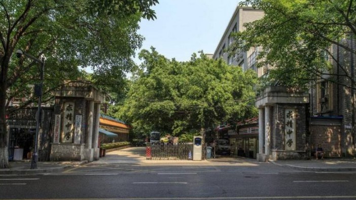 学校大门
